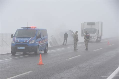 S­i­v­a­s­­t­a­ ­s­i­s­ ­v­e­ ­b­u­z­l­a­n­m­a­ ­k­a­z­a­s­ı­:­ ­9­ ­a­r­a­ç­ ­y­o­l­d­a­n­ ­ç­ı­k­t­ı­